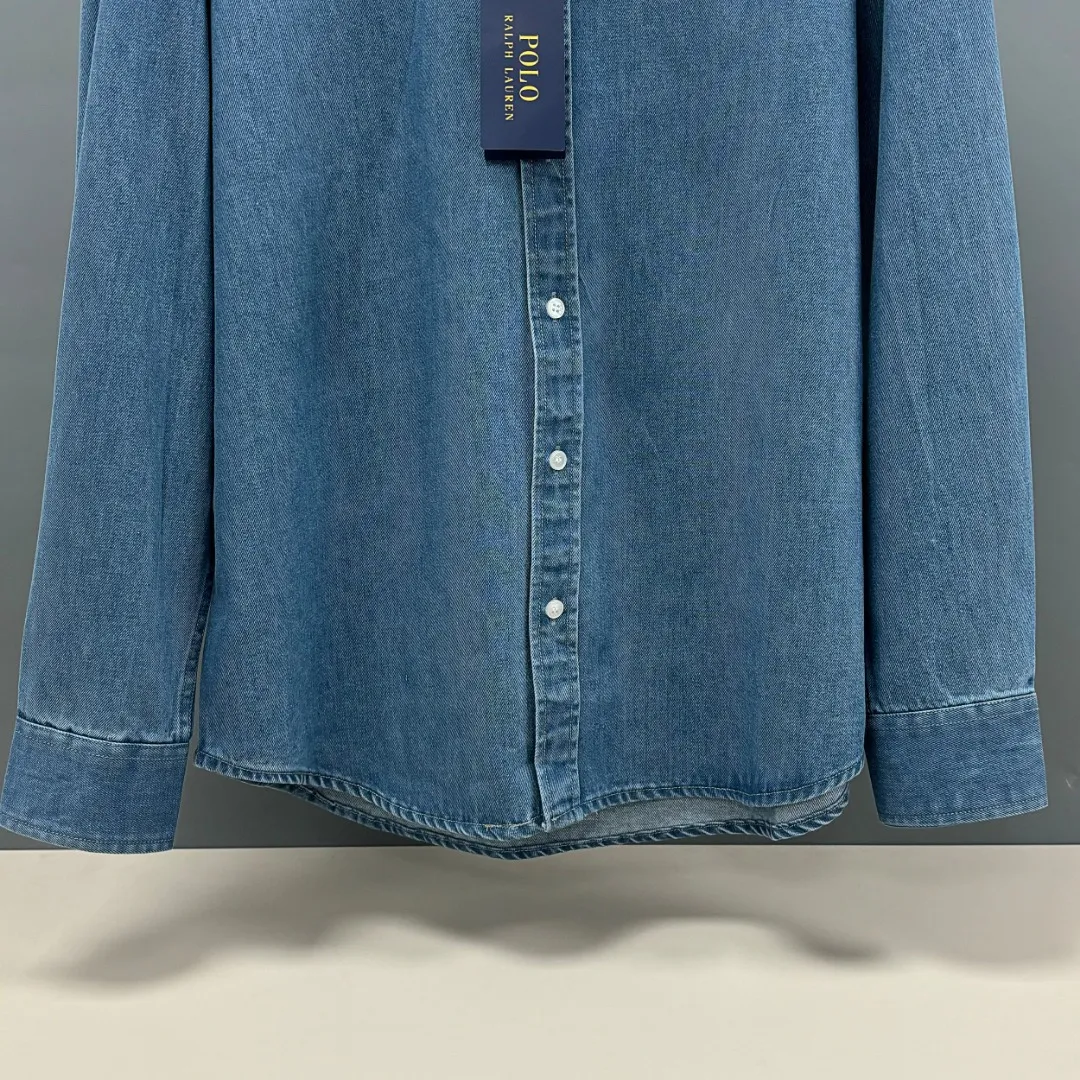 P220 Ralph Lauren/Ralph Lauren embroidered denim shirt is made of high-count combed cotton denim fabric. The yarn is even and fine. No impurity hairiness. You can feel the soft texture of cotton fiber when you touch it. Loose fit. The upper body is three-dimensional. The lines are smooth and natural. From the shoulder line to the waist line and then to the hem. The line transition is smooth. There are no unnecessary folds or accumulation. The whole body is neat and stretched. The chest is embellished with the iconic pony embroidery. It is simple but highly recognizable. The color transition of the embroidery thread is natural. The stitches are evenly spaced and uniform in size. The stitches can also connect naturally and the lines are smooth and not stiff. Size: S M L XL
